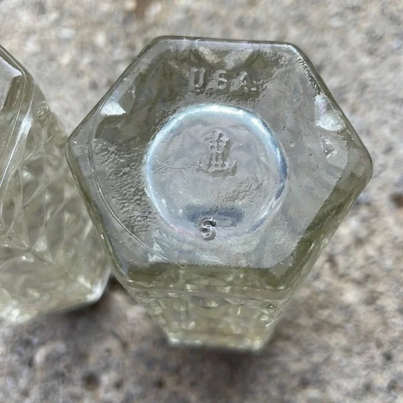 Vintage Anchor Hocking Pressed Glass Crystal Salt and Pepper Shakers - Picture 3 of 4